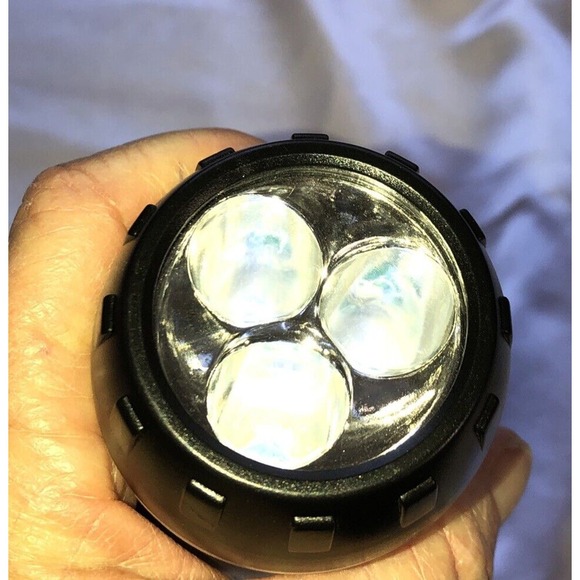 Ready America Emergency Power Station Flashlight Radio Siren Phone Charger - Picture 6 of 9